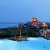 Piscine principale d'un resort Ikos en Méditerranée, bordée de palmiers