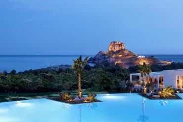 Piscine principale d'un resort Ikos en Méditerranée, bordée de palmiers