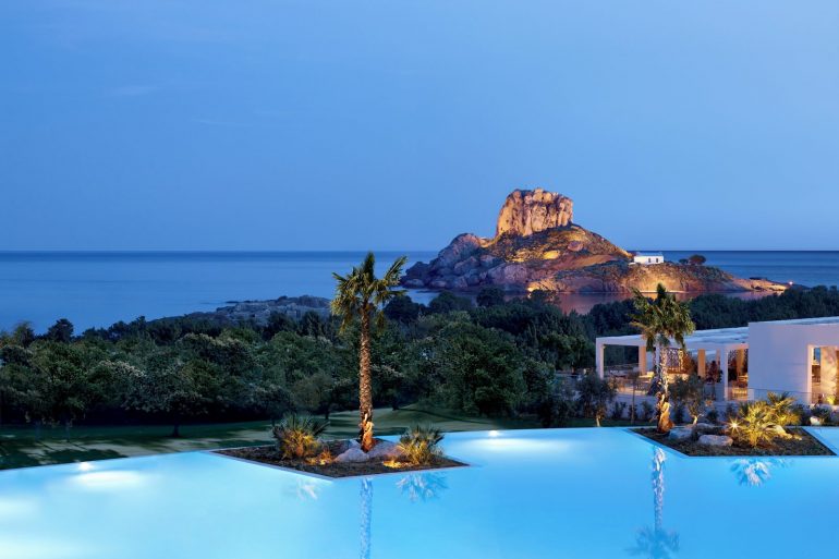 Piscine principale d'un resort Ikos en Méditerranée, bordée de palmiers