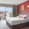 Chambre colorée de l'Hôtel Abrial avec balcon sur les toits de Cannes, groupe Soniho