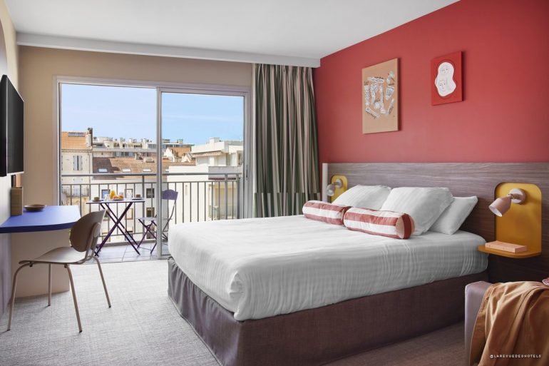 Chambre colorée de l'Hôtel Abrial avec balcon sur les toits de Cannes, groupe Soniho