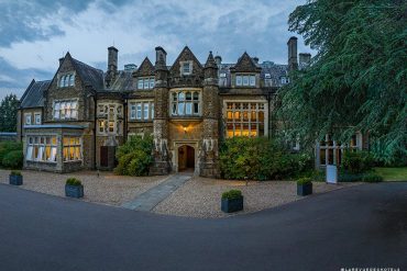 La façade victorienne de Hartsfield Manor à Betchworth, dans le Surrey
