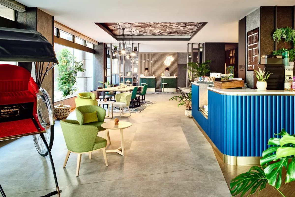 La réception du Holiday Inn Kyoto Gojo, avec son pousse-pousse d'accueil
