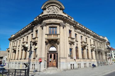 Façade néobaroque de l'ancienne Bank Handlowy de Kalisz, futur hôtel