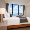 Chambre de l'Atlantic Suites Hotel à Georgetown, premier hôtel affilié à Hyatt en Guyana, avec baie vitrée sur l'océan Atlantique