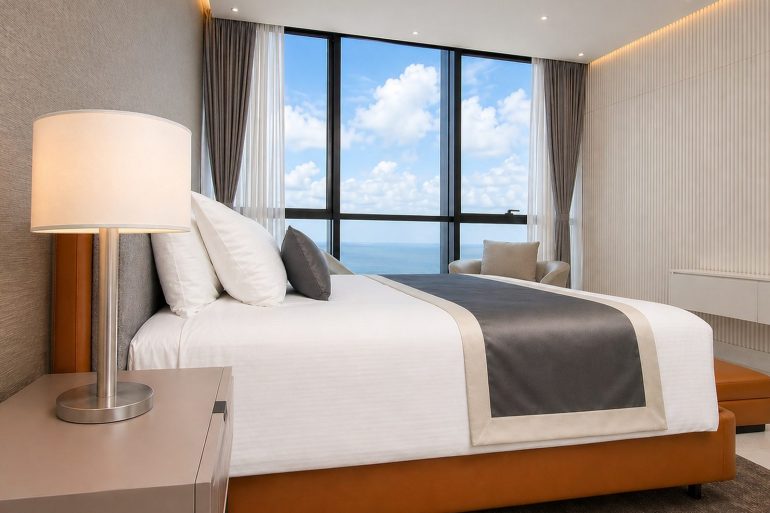Chambre de l'Atlantic Suites Hotel à Georgetown, premier hôtel affilié à Hyatt en Guyana, avec baie vitrée sur l'océan Atlantique