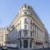 La façade de l'Hôtel Banke Opéra à Paris, ancien siège bancaire haussmannien