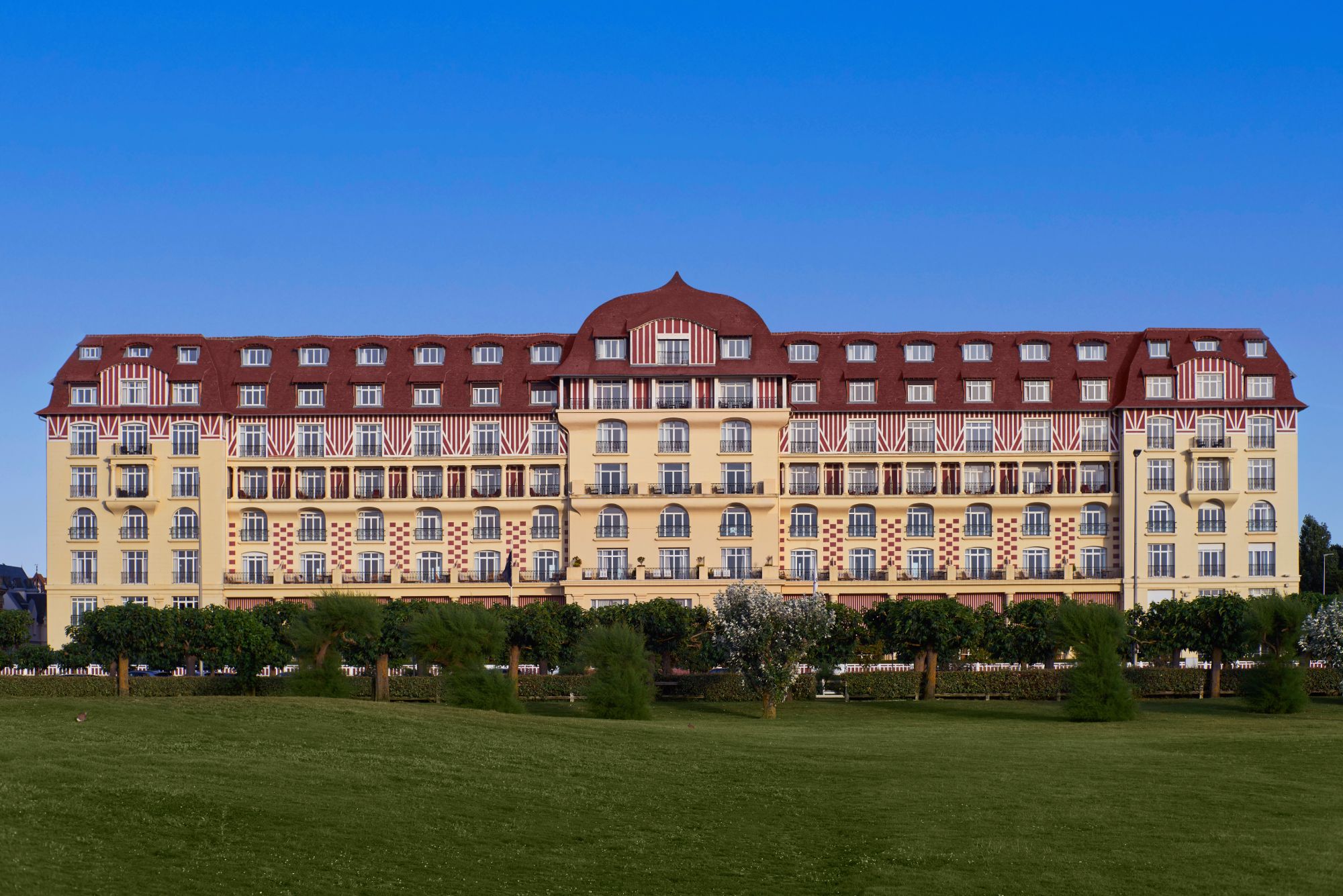 La façade de l'Hôtel Barrière Le Royal, face à la plage de Deauville
