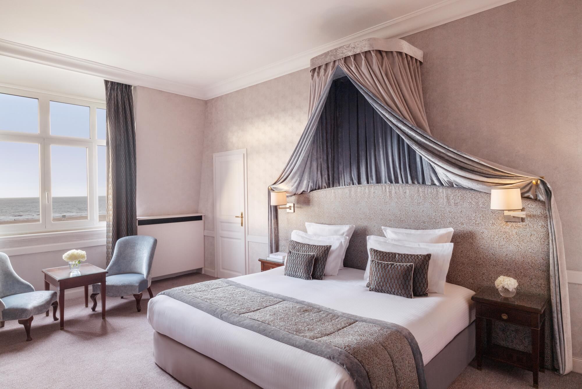 Une suite deluxe mer communicante de l'Hôtel Barrière Le Royal, à Deauville