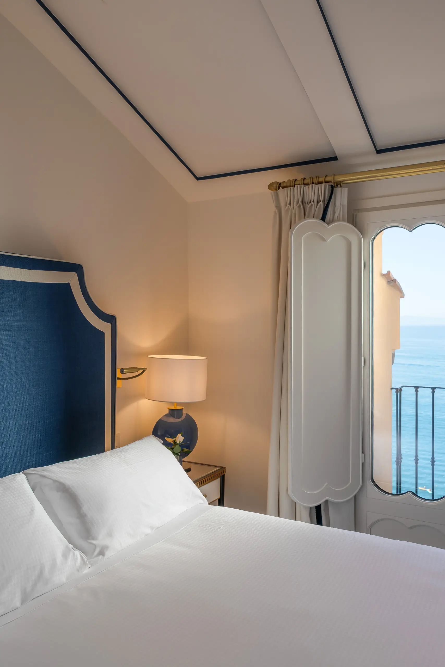 Una habitación de L'hôtel Du Tasso abierta al golfo de Nápoles