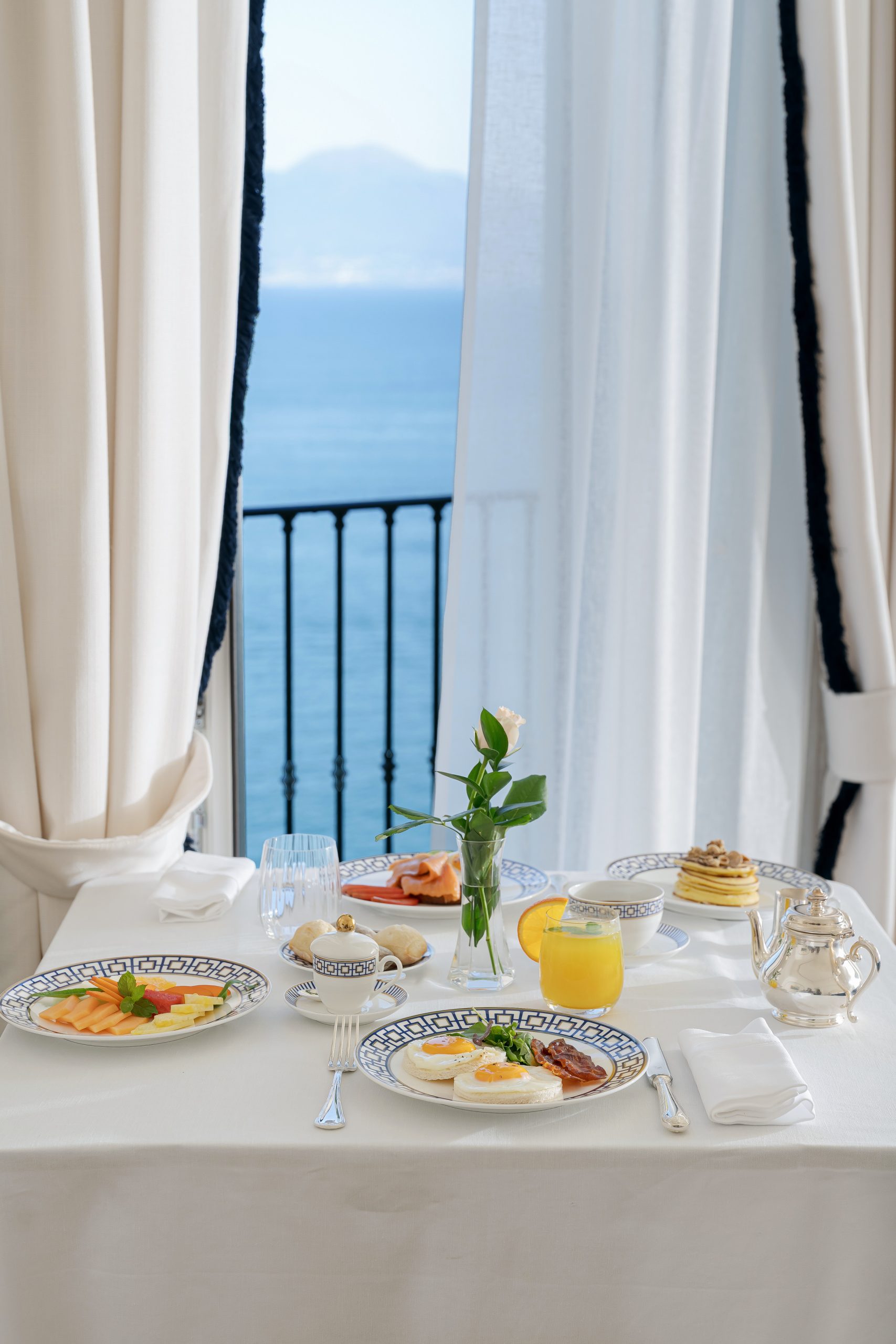 Desayuno servido frente al mar Tirreno en L'hôtel Du Tasso