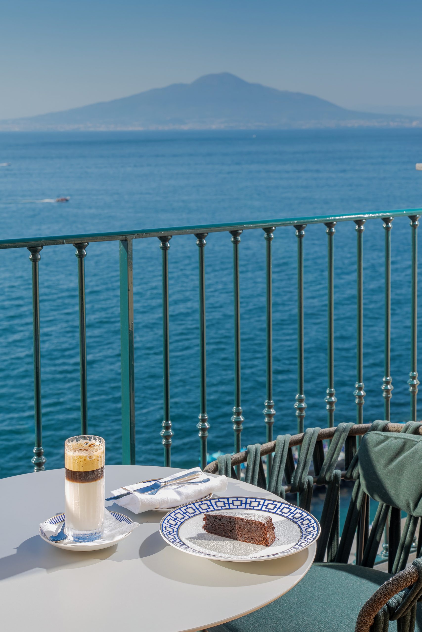 La terraza de L'hôtel Du Tasso con vistas al Vesubio