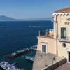 La façade de l'hôtel Du Tasso à Sorrente, face au golfe de Naples et au Vésuve