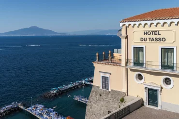 La façade de l'hôtel Du Tasso à Sorrente, face au golfe de Naples et au Vésuve