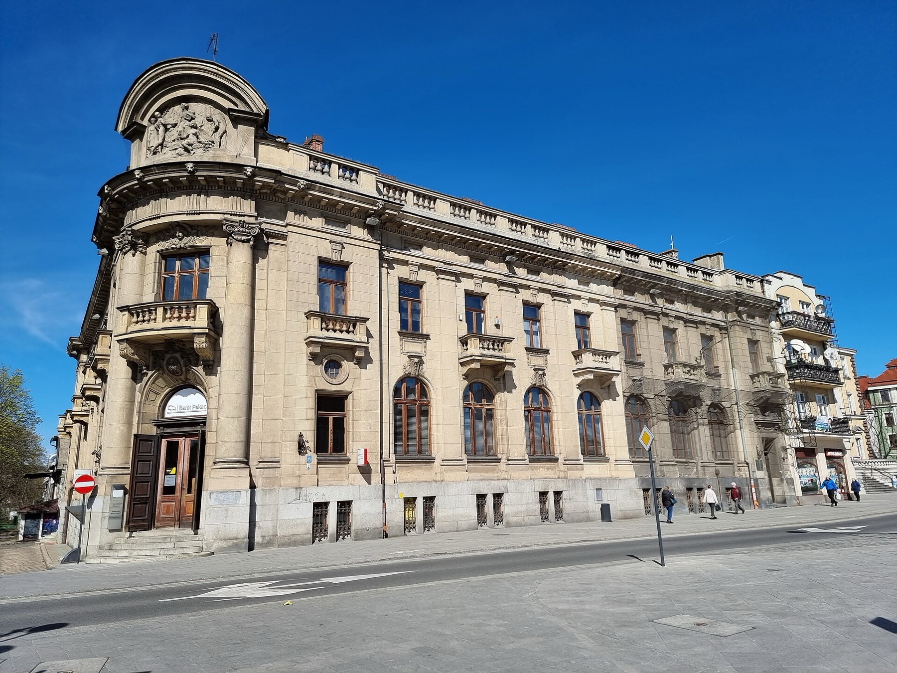 Façade néobaroque de l'ancienne Bank Handlowy de Kalisz, futur hôtel