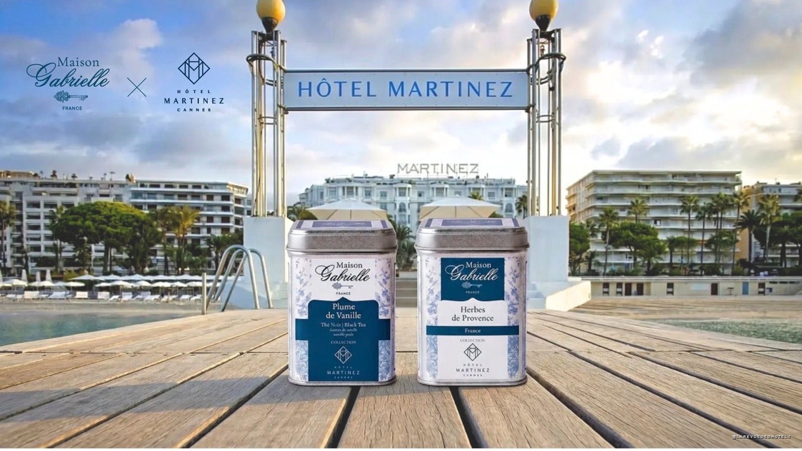 Boîtes de thé Plume de Vanille et Herbes de Provence Maison Gabrielle devant la piscine et la façade de l'Hôtel Martinez à Cannes