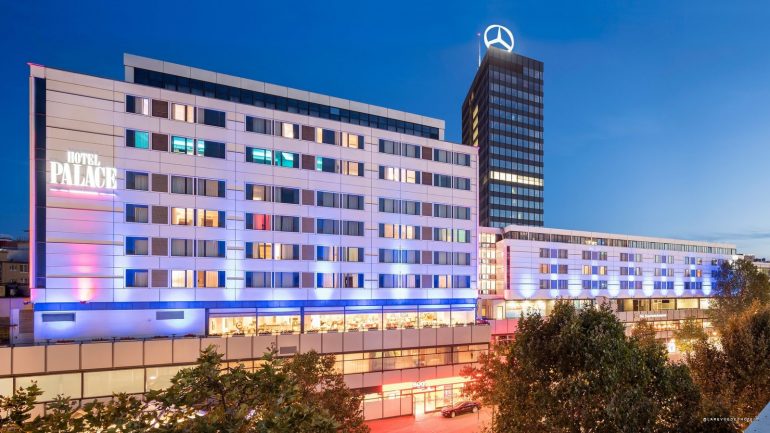Façade illuminée de l'Hotel Palace Berlin la nuit, futur Hyatt Regency Palace Berlin