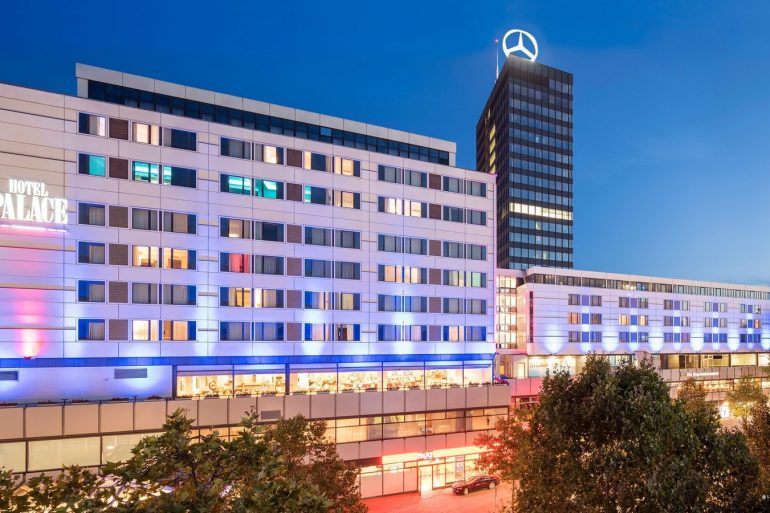 Façade illuminée de l'Hotel Palace Berlin la nuit, futur Hyatt Regency Palace Berlin