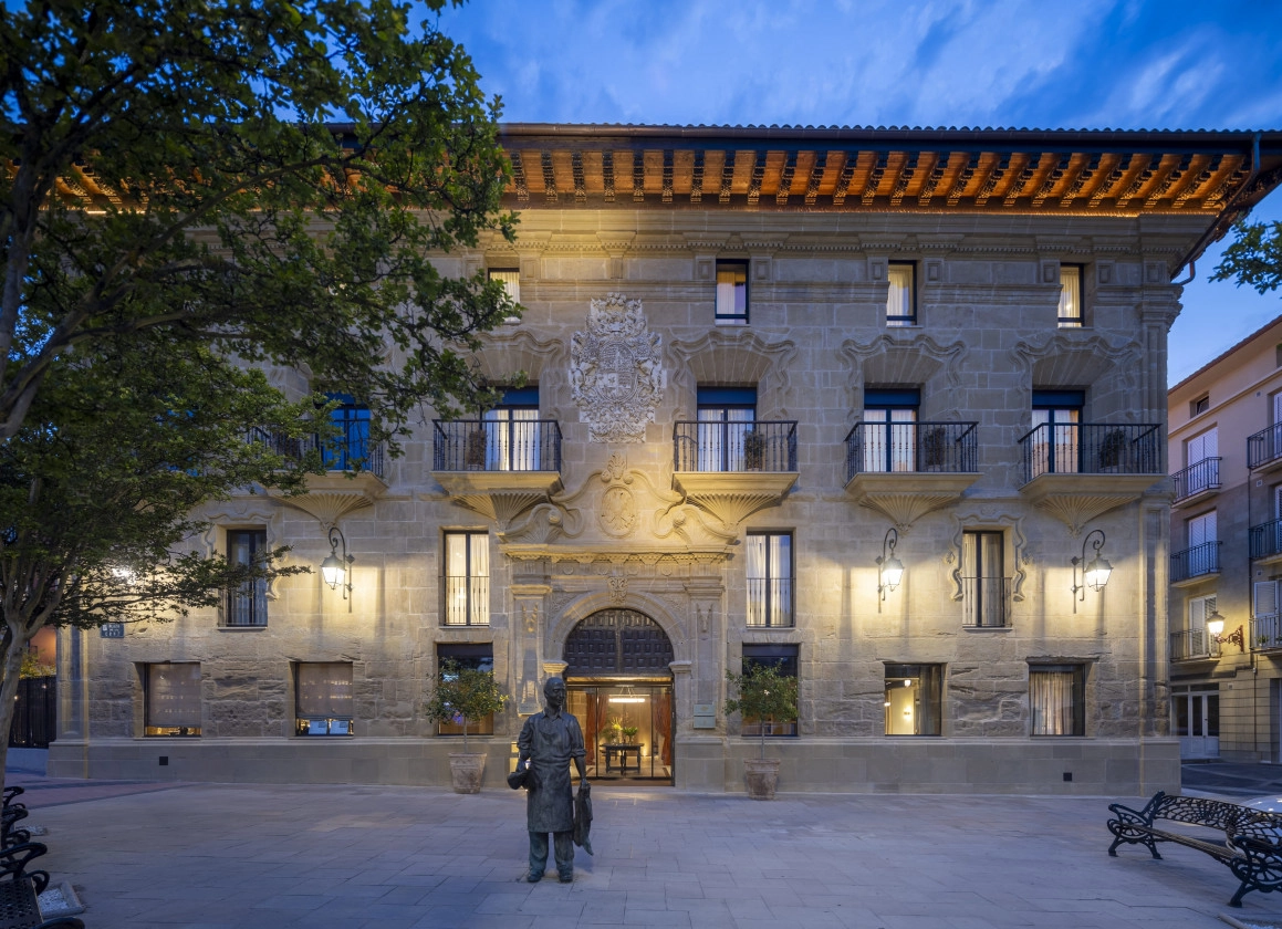 La fachada barroca del Palacio de los Ángeles a la hora azul, en Haro