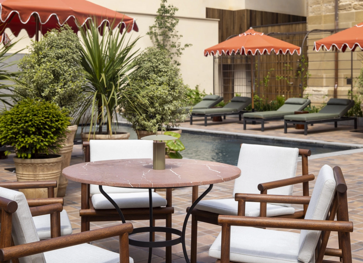 El jardín interior y su piscina climatizada en el Palacio de los Ángeles