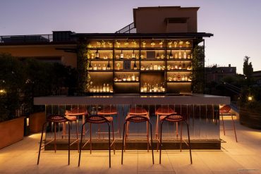 Le bar du rooftop Etere de l hotel Palazzo Ripetta, a Rome, au crepuscule