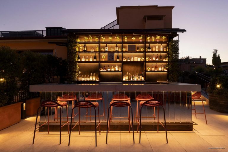 Le bar du rooftop Etere de l hotel Palazzo Ripetta, a Rome, au crepuscule
