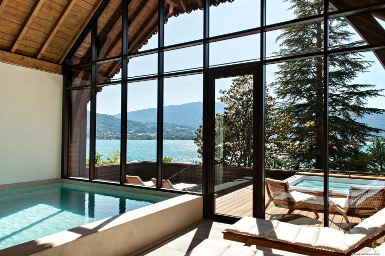 Le bassin panoramique de l'Auberge du Père Bise, meilleur hôtel spa du lac d'Annecy