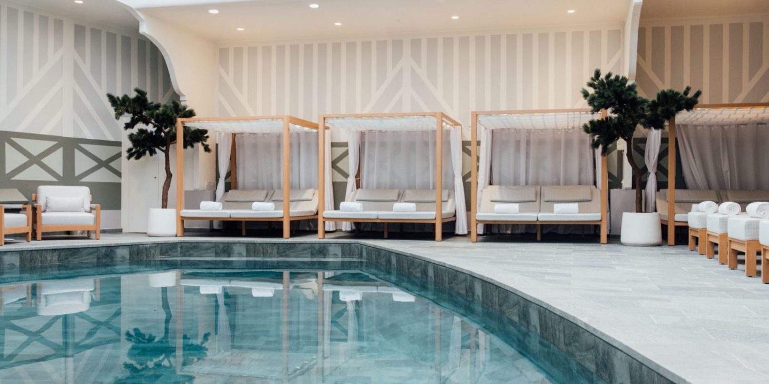 Piscine intérieure du spa Guerlain de l Hôtel Barrière Le Normandy à Deauville