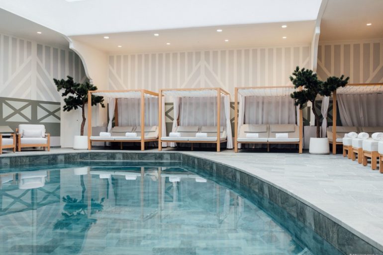 Piscine intérieure du spa Guerlain de l Hôtel Barrière Le Normandy à Deauville
