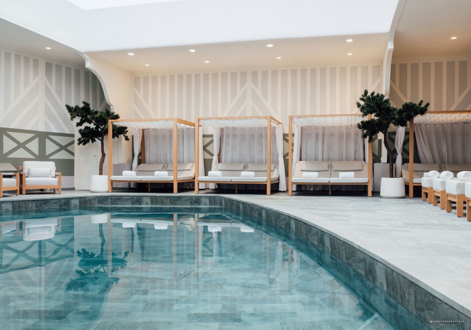 Piscine intérieure du spa Guerlain de l Hôtel Barrière Le Normandy à Deauville