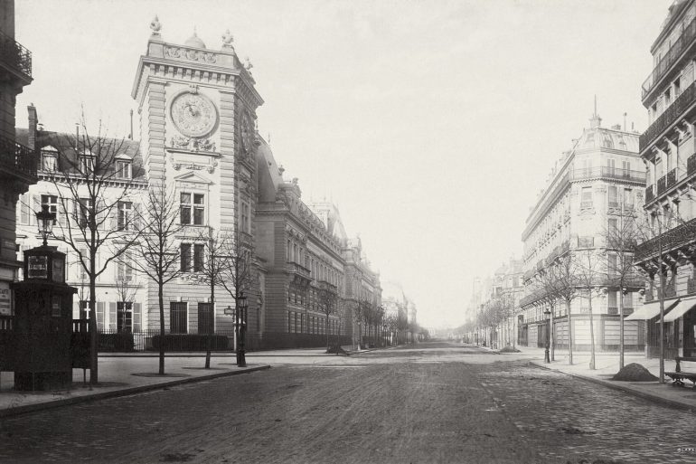 Le boulevard Saint-Germain et la tour de l horloge du ministere de la Guerre, photographies par Charles Marville