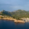 La baie de Port de Soller a Majorque, ou le Jumeirah Port Soller Hotel & Spa domine la falaise