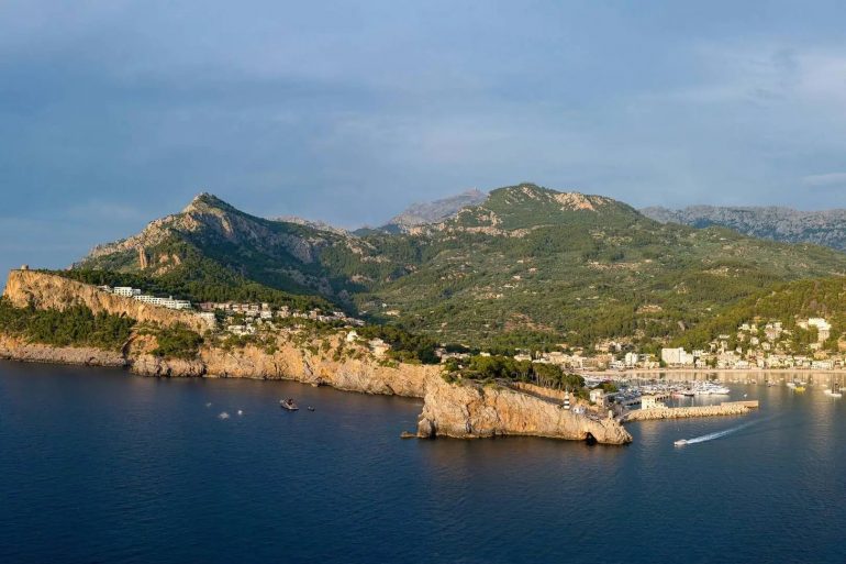 La baie de Port de Soller a Majorque, ou le Jumeirah Port Soller Hotel & Spa domine la falaise