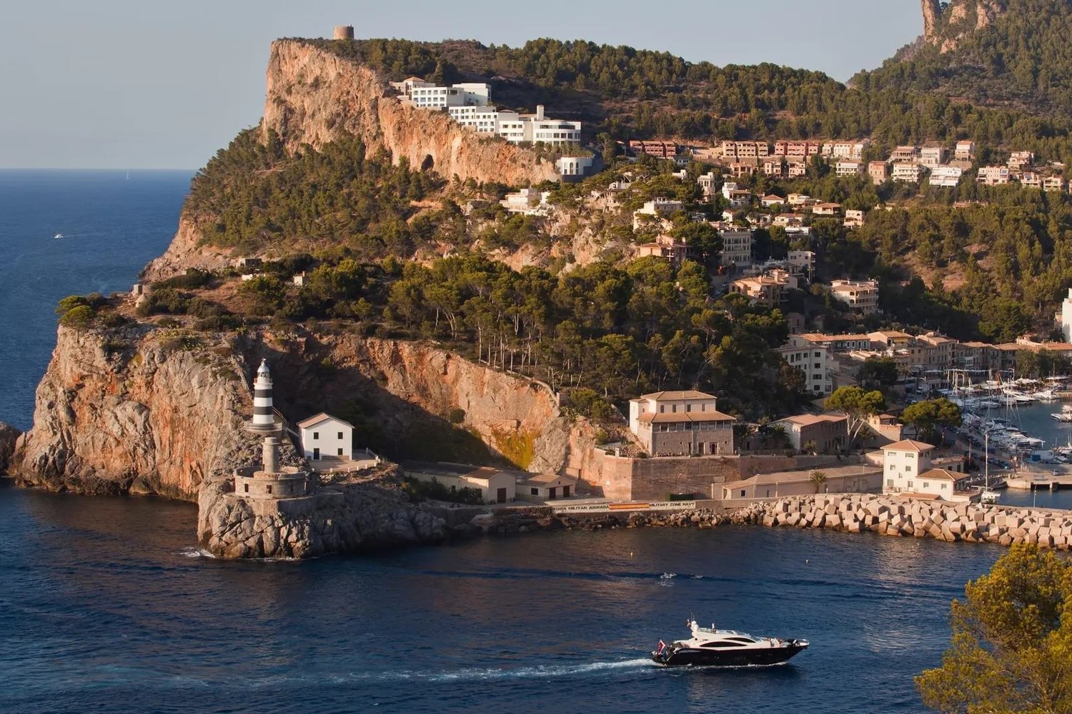 O farol que fecha a baía de Port de Sóller, em Maiorca