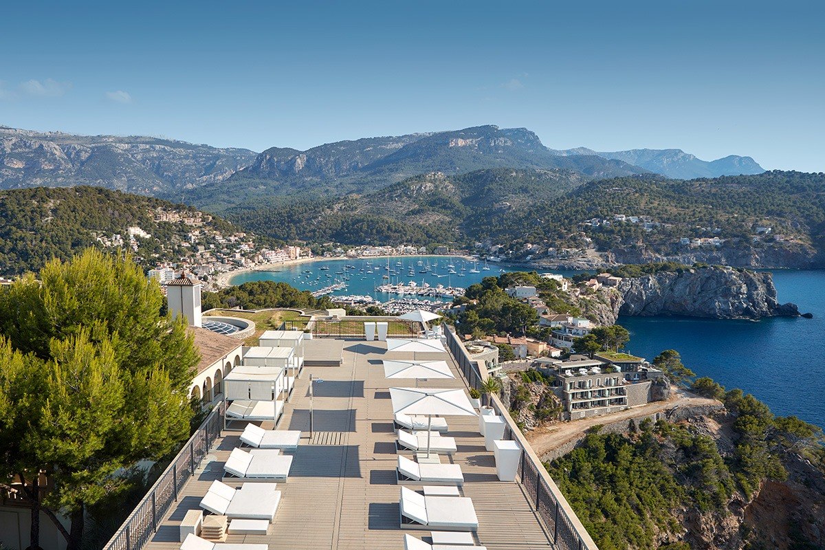 Os terraços e espreguiçadeiras do Jumeirah Port Sóller, acima do porto