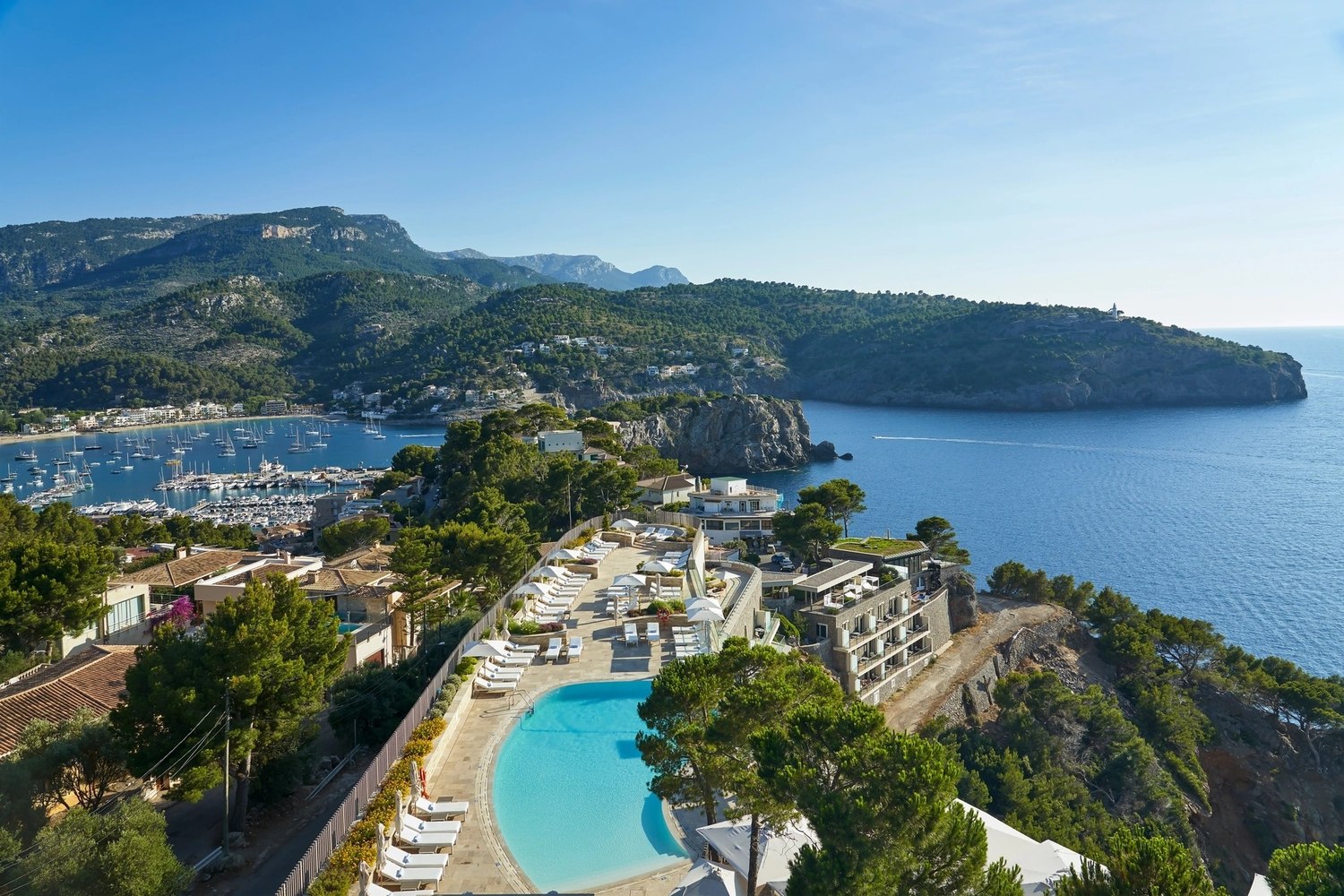Vista aérea do Jumeirah Port Sóller sobre a baía de Port de Sóller, em Maiorca