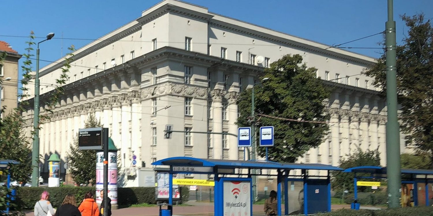 L'ancien gmach de la banque PKO à Cracovie, futur JW Marriott, avec sa colonnade monumentale