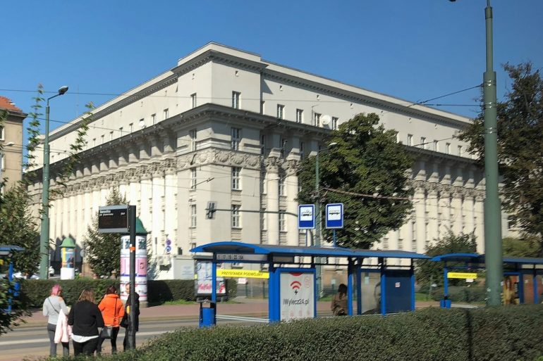 L'ancien gmach de la banque PKO à Cracovie, futur JW Marriott, avec sa colonnade monumentale