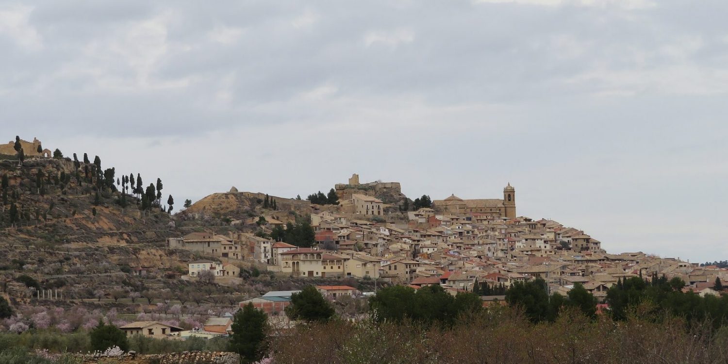 Le village de La Fresneda, dans le Matarrana, entoure d oliviers et d amandiers en fleur