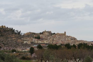 Le village de La Fresneda, dans le Matarrana, entoure d oliviers et d amandiers en fleur