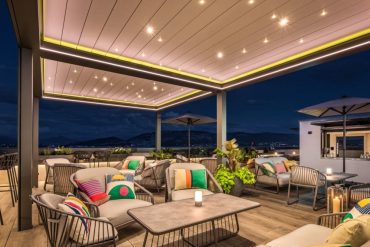 La terrasse du rooftop La Suite 1201 du Geneva Marriott Hotel à la nuit tombée, face au lac et aux montagnes