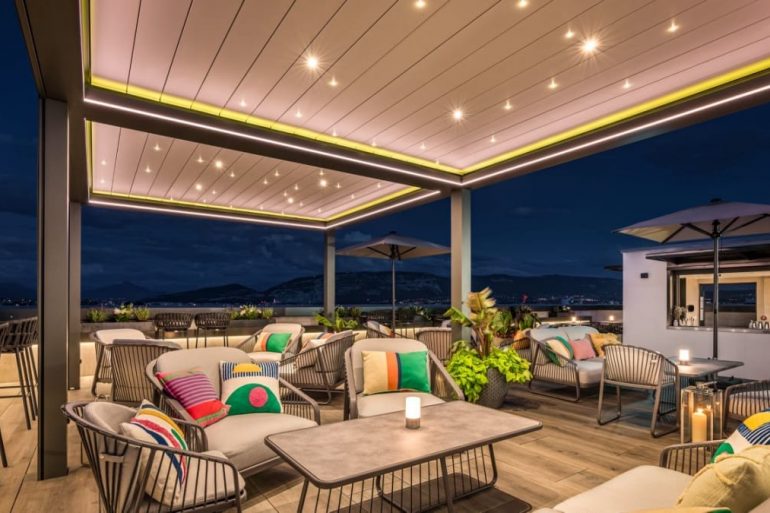 La terrasse du rooftop La Suite 1201 du Geneva Marriott Hotel à la nuit tombée, face au lac et aux montagnes