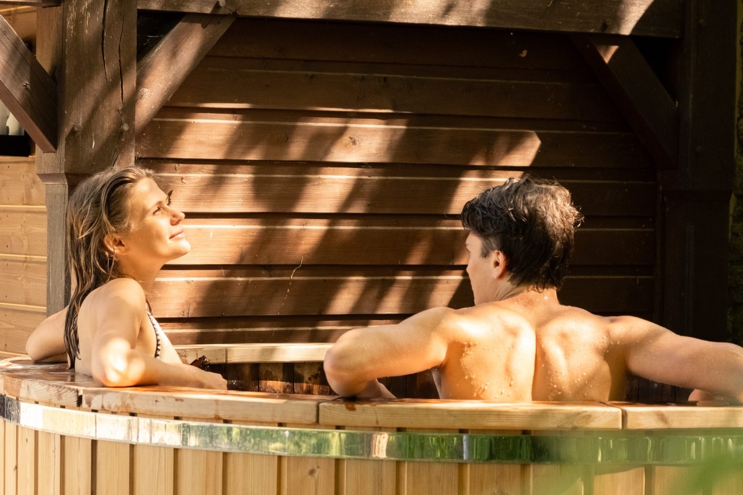 Le bain nordique extérieur en barrique des Sources de Vougeot