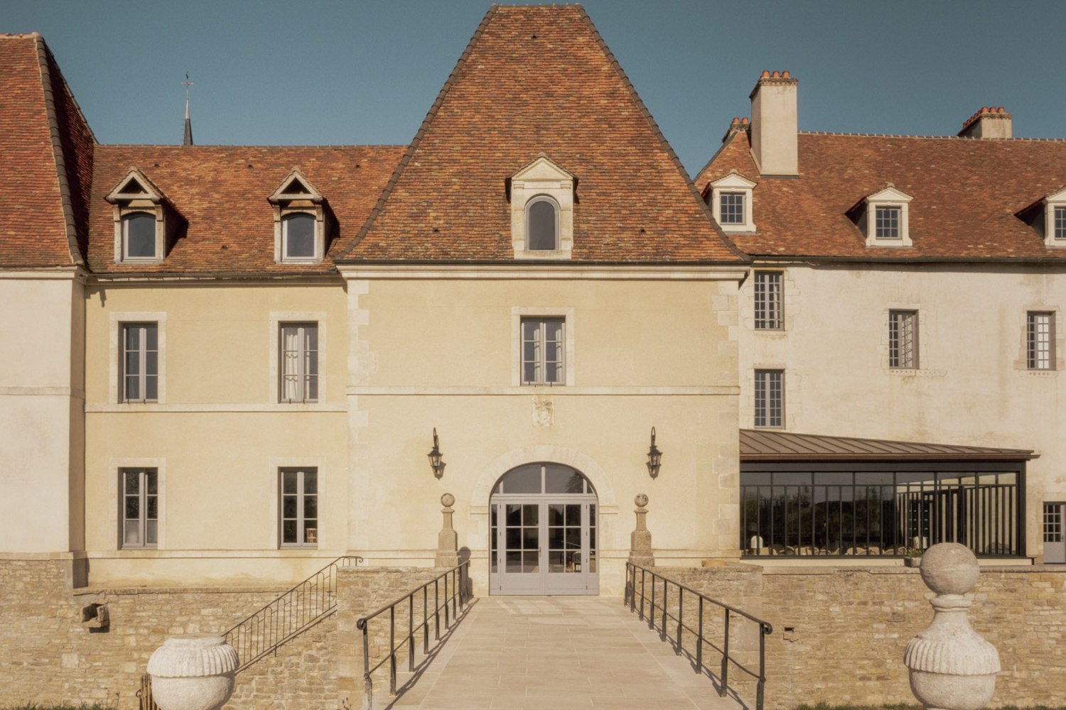 Le pont-levis et les douves de l'ancien Château de Gilly, devenu Les Sources de Vougeot