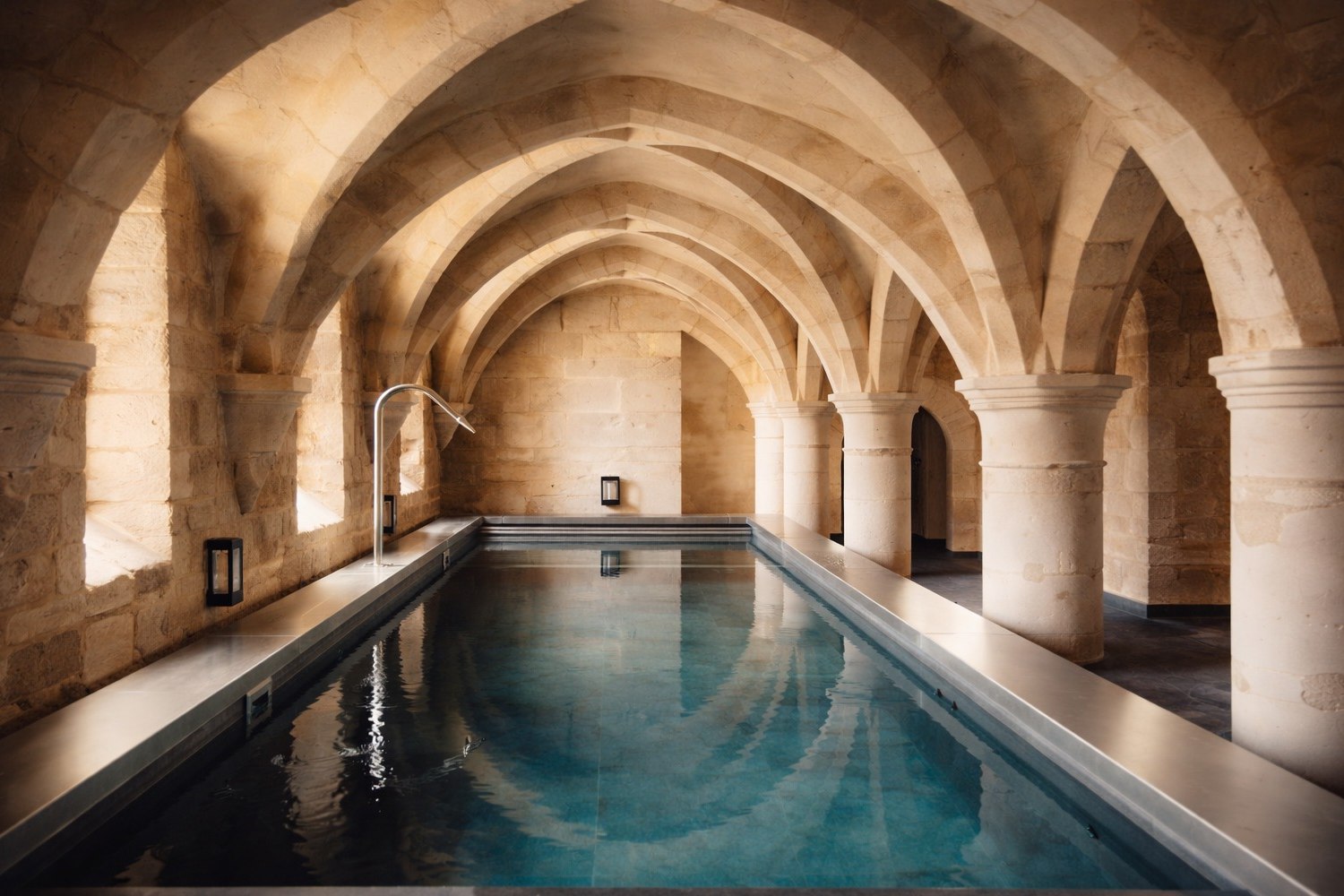 Le bassin du spa Caudalie des Sources de Vougeot, sous les voûtes médiévales de l'ancien cellier