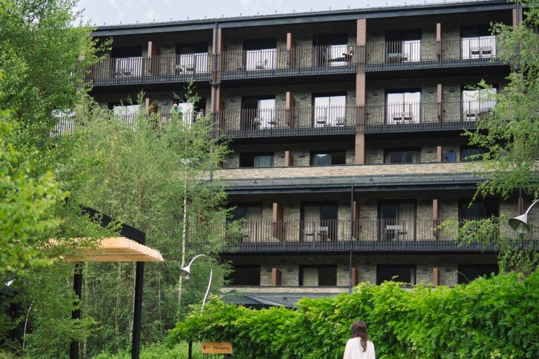 La façade du Lodge Park Hotel & Spa à Soldeu, en Andorre, l'été