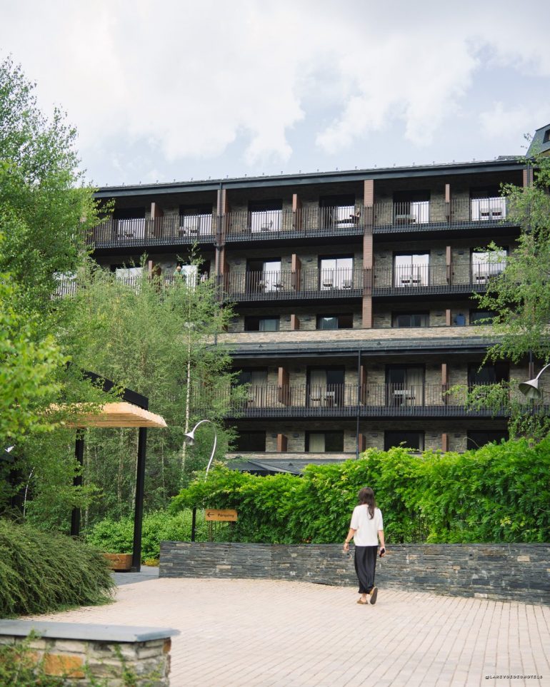 La façade du Lodge Park Hotel & Spa à Soldeu, en Andorre, l'été
