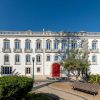 La façade du XVIIIe siècle du Palácio de Tavira et son portail rouge, en Algarve