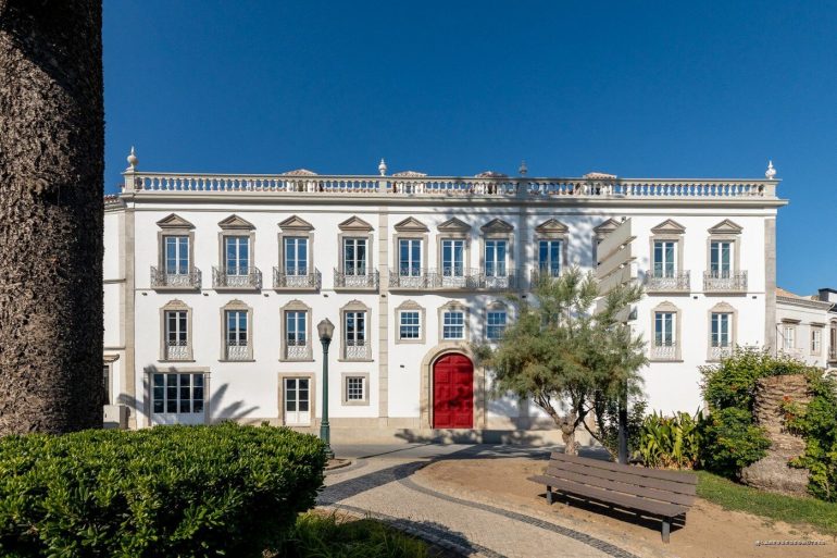 La façade du XVIIIe siècle du Palácio de Tavira et son portail rouge, en Algarve