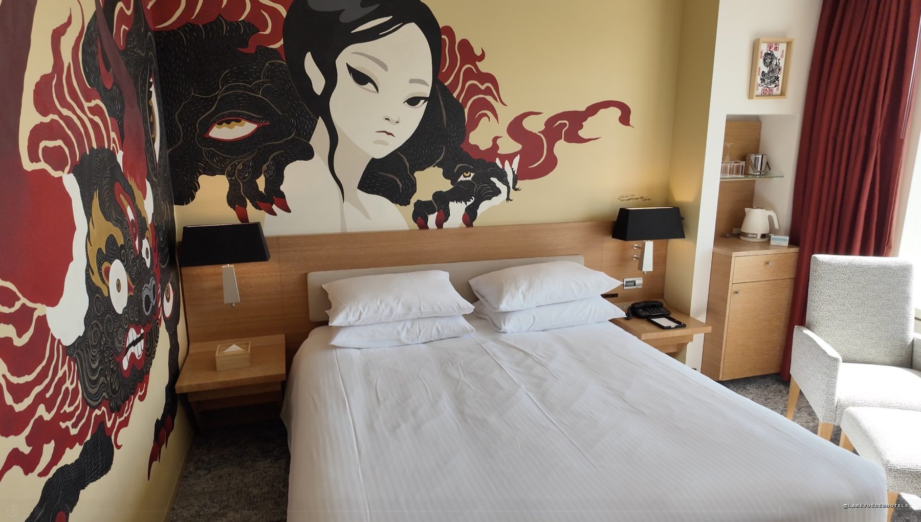 La fresque Hakutaku peinte par l'artiste Feebee dans la chambre 3408 du Park Hotel Tokyo